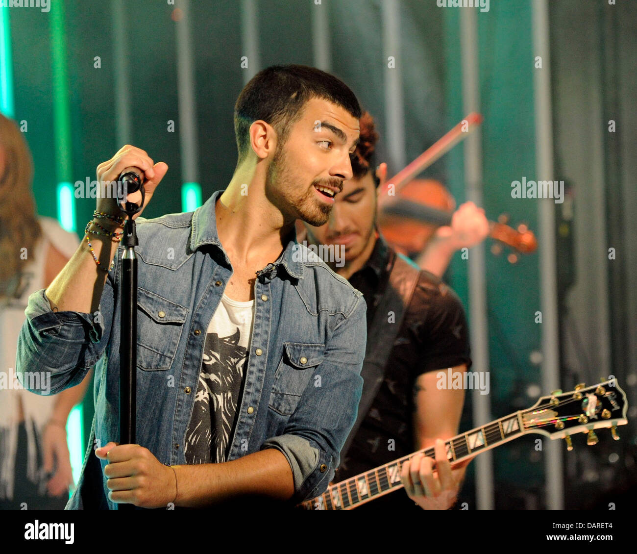 Toronto, Canada. Luglio 17, 2013. American pop rock band JONAS BROTHERS apparizione televisiva su tanta musica live a molto. Nella foto, Joe Jonas. Credito: EXImages/Alamy Live News Foto Stock