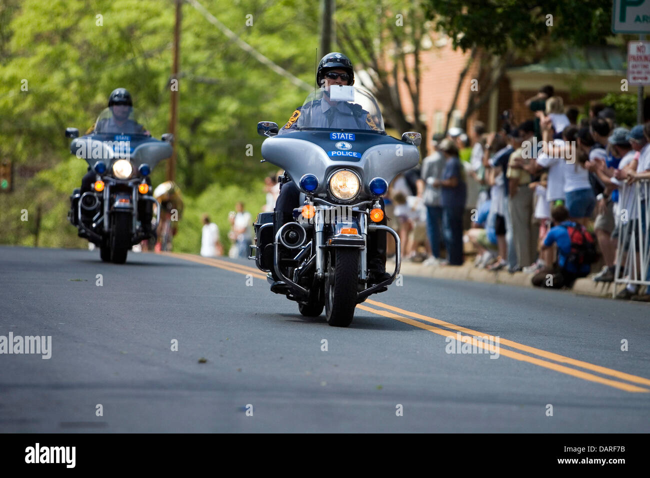 Due Virginia membro polizia moto ufficiali ride di fronte al banco della Virginia corsa di ciclismo, Charlottesville, Virginia Foto Stock