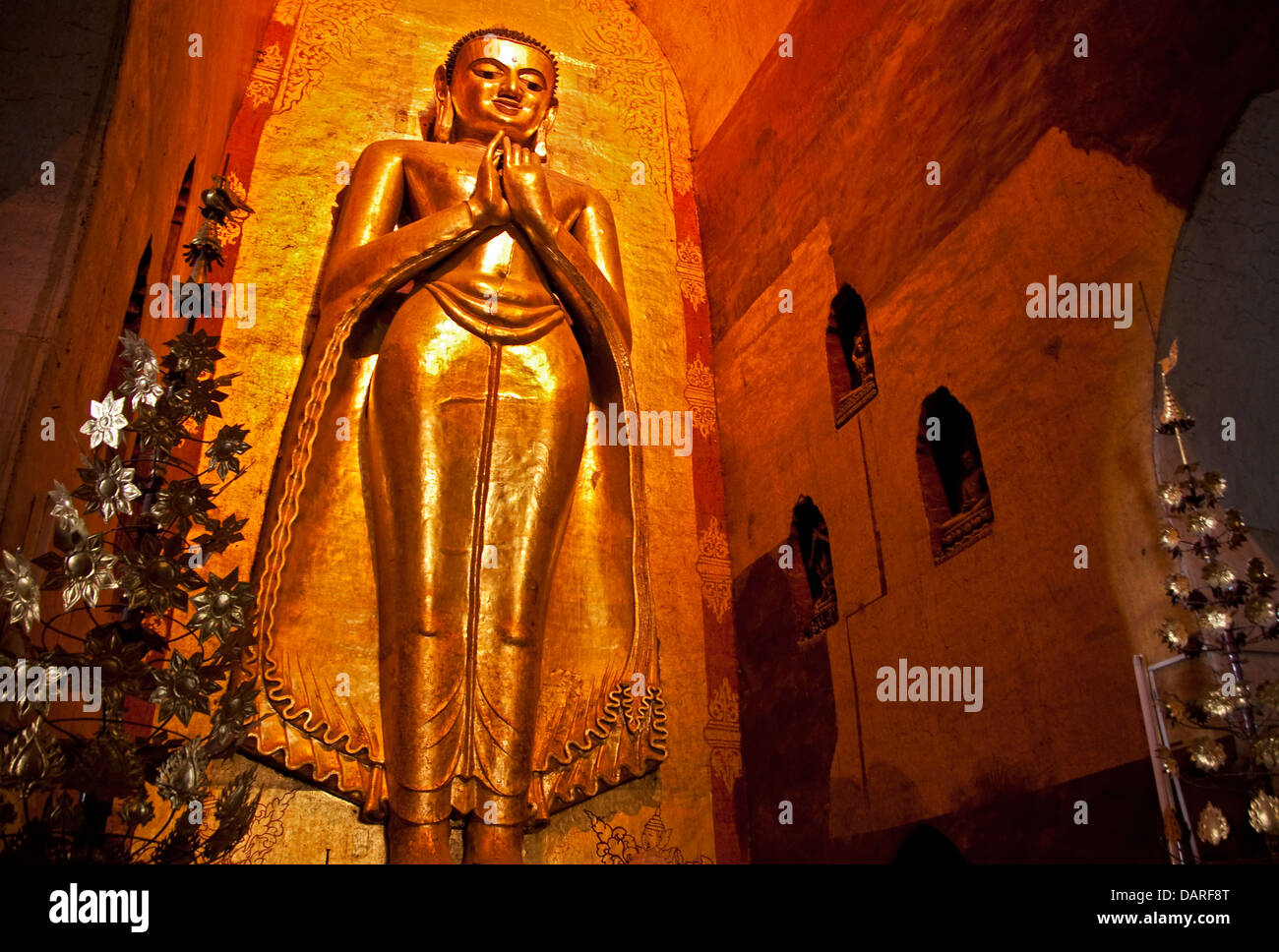 Buddha Kassapa rivolta a sud all'interno dell'Ananda Pahto tempio di Bagan. Foto Stock