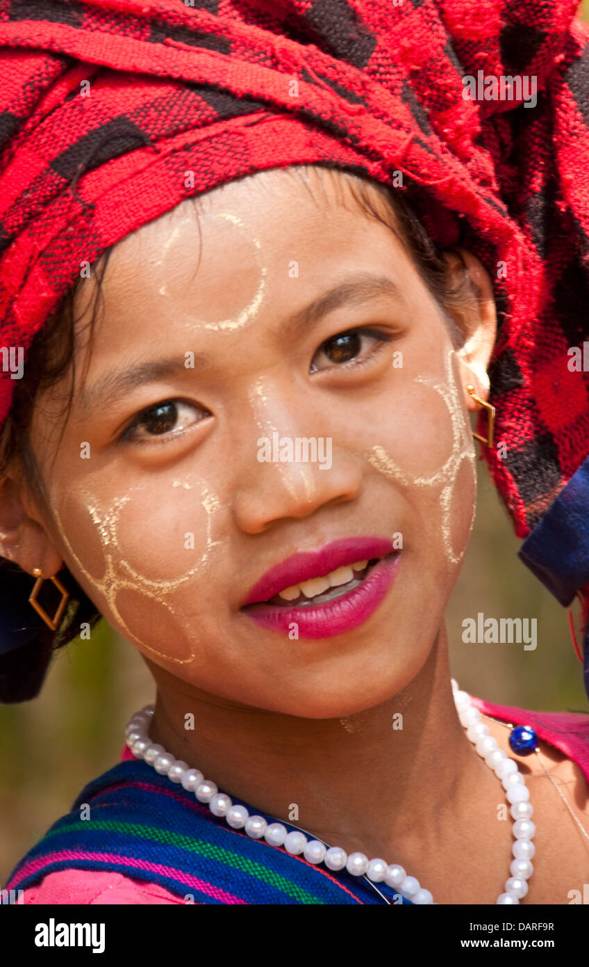 Giovane ragazza etniche vendita di souvenir turistici a Indein villaggio sul Lago Inle, stato Shan, Myanmar. Foto Stock