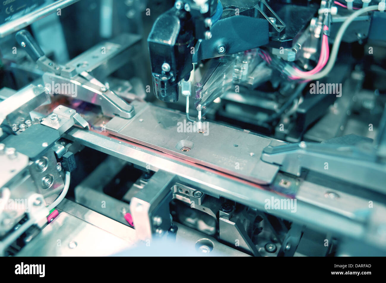 Un gruppo di lavoro di PCB laser macchina di elaborazione Foto Stock