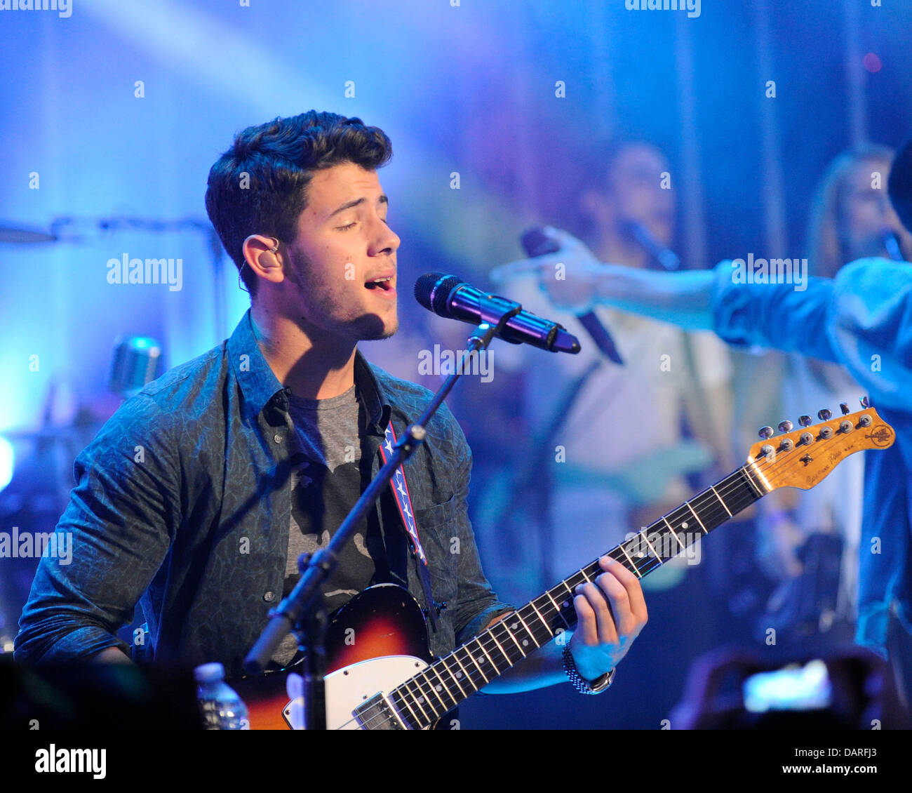 Toronto, Canada. Luglio 17, 2013. American pop rock band JONAS BROTHERS apparizione televisiva su tanta musica live a molto. Nella foto, Nick Jonas. Credito: EXImages/Alamy Live News Foto Stock