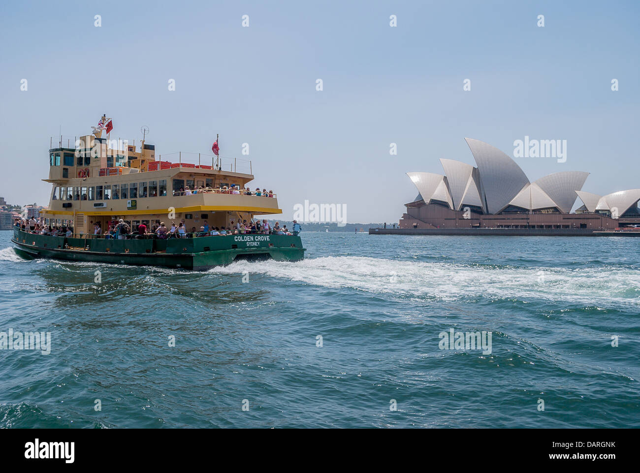 Traghetti passano dal maestoso Sydney Opera House di occupato il Porto di Sydney. Foto Stock