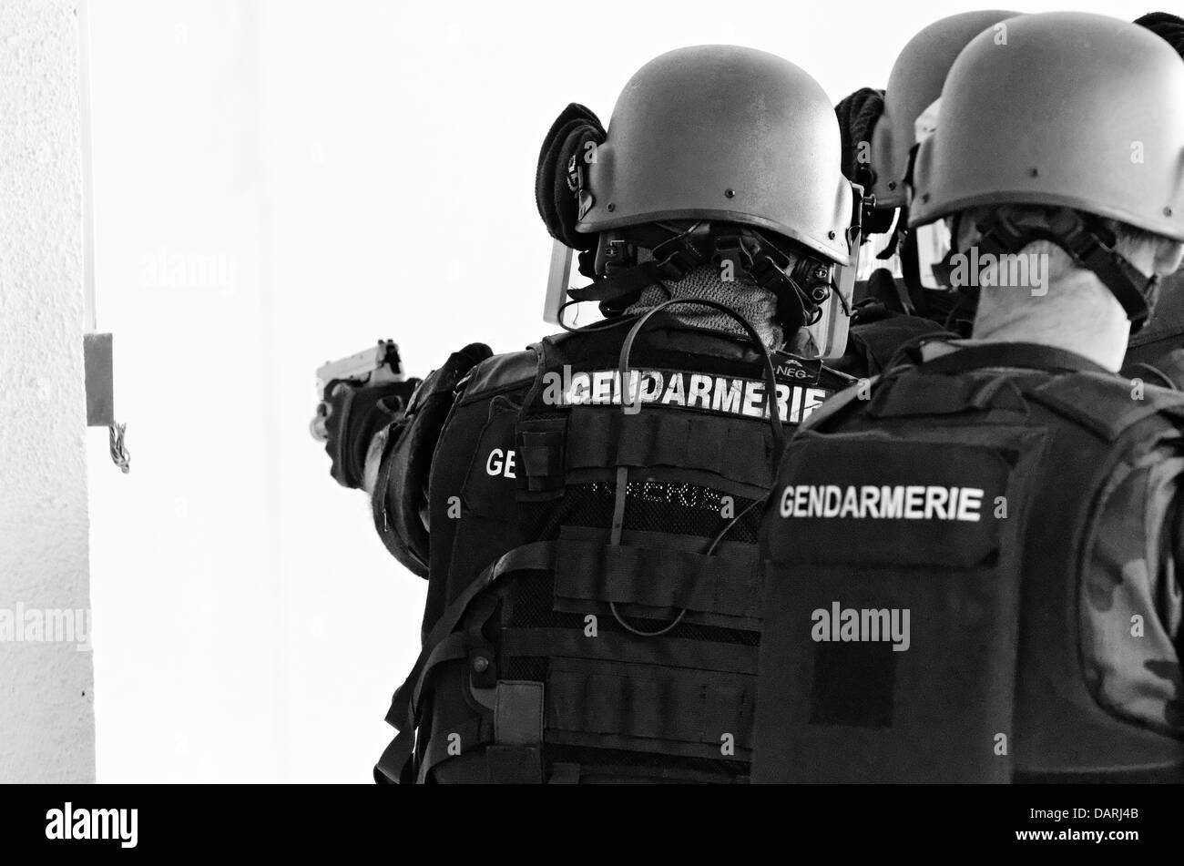 Il GPI (Gruppo plotone di intervento) della polizia Reunion Island, durante un periodo di inchiesta in un edificio abbandonato Foto Stock