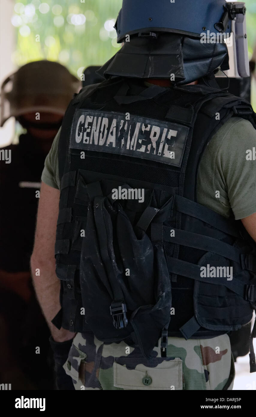 Il GPI (Gruppo plotone di intervento) della polizia Reunion Island, durante un periodo di inchiesta in un edificio abbandonato Foto Stock