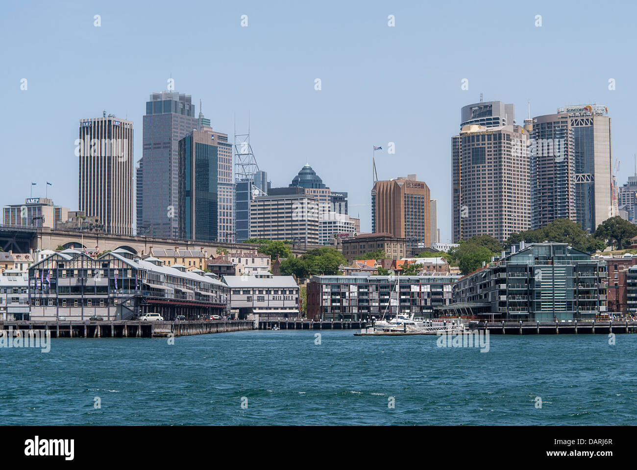 Guardando attraverso Sydney la baia di Walsh per l'area del centro cittadino. Foto Stock