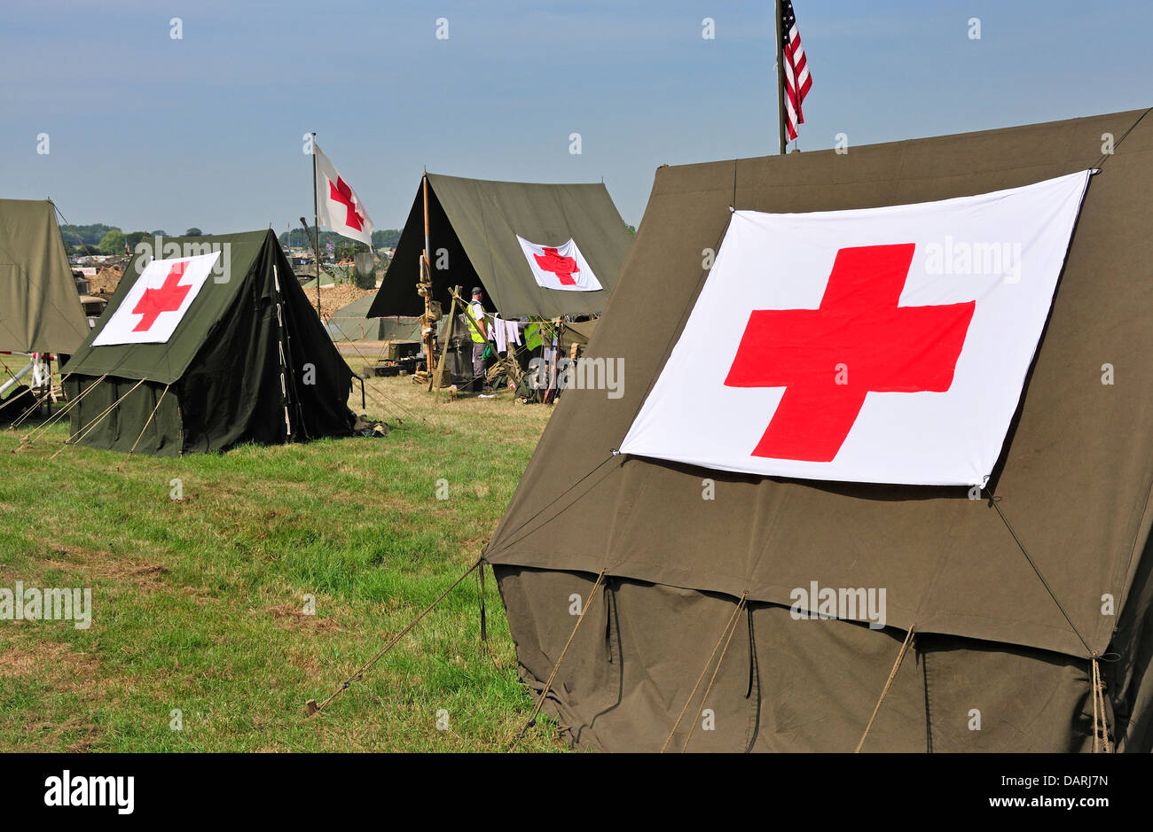 La croce rossa tende. Guerra e Pace Rinascita, luglio 2013. Folkestone Racecourse, Kent, Inghilterra, Regno Unito. Foto Stock