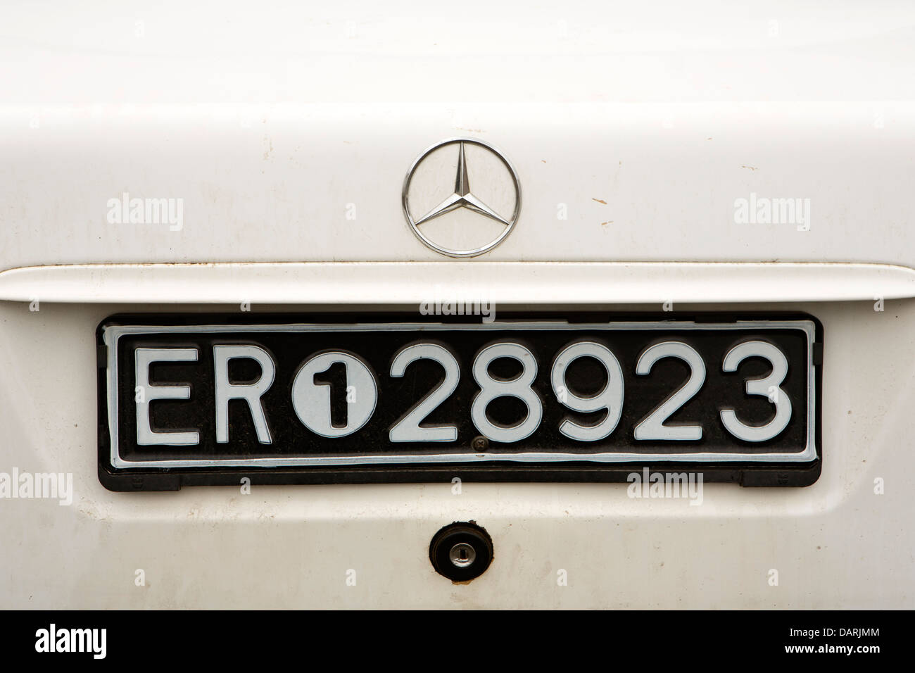 Africa, Eritrea, Massaua, Città Vecchia, eritreo numero del veicolo sulla piastra posteriore auto Mercedes Foto Stock