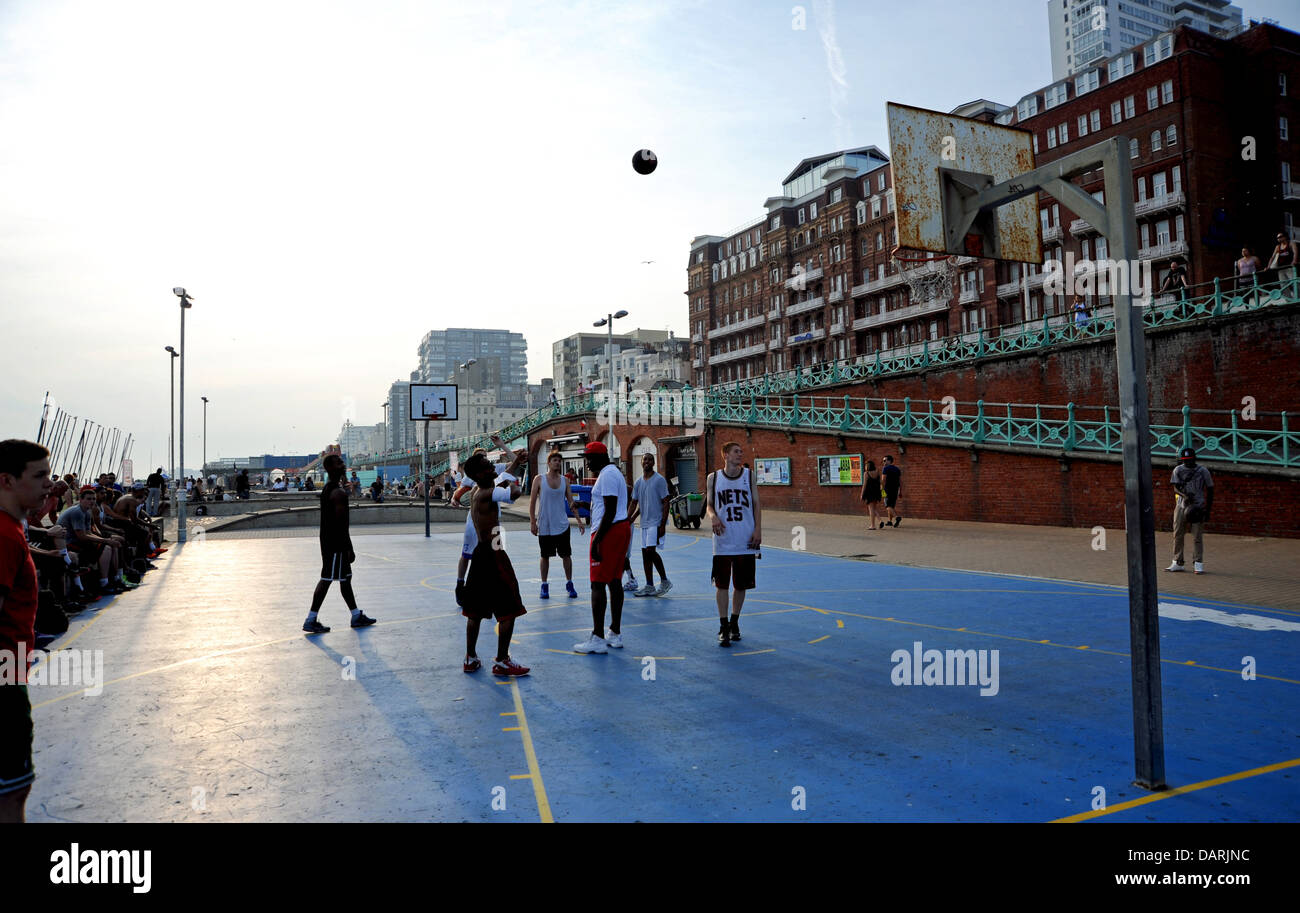 Giovani di diverse nazionalità e gare di giocare a basket sul lungomare di Brighton Regno Unito Foto Stock