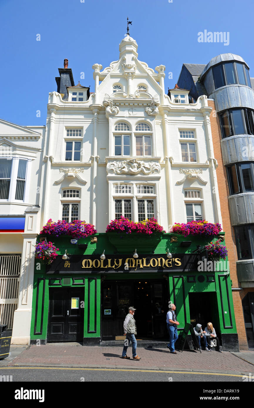 Il pub irlandese Molly Malone's in West Street Brighton con cesti di fiori appesi all'esterno - 2013 Foto Stock