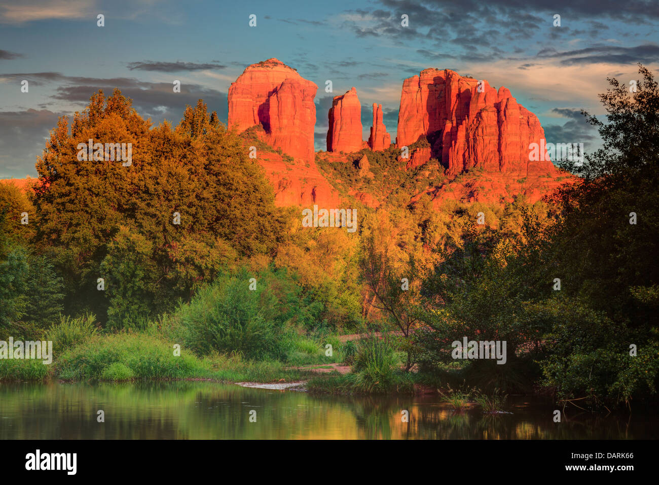 Stati Uniti d'America, Arizona, Sedona, Cattedrale Rock incandescente al tramonto Foto Stock