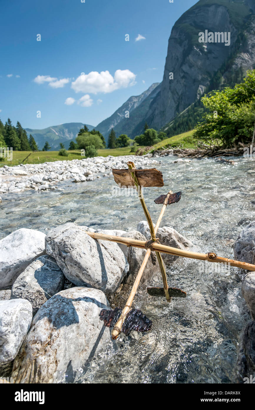 Semplice ruota di acqua in un fiume nelle Alpi Foto Stock
