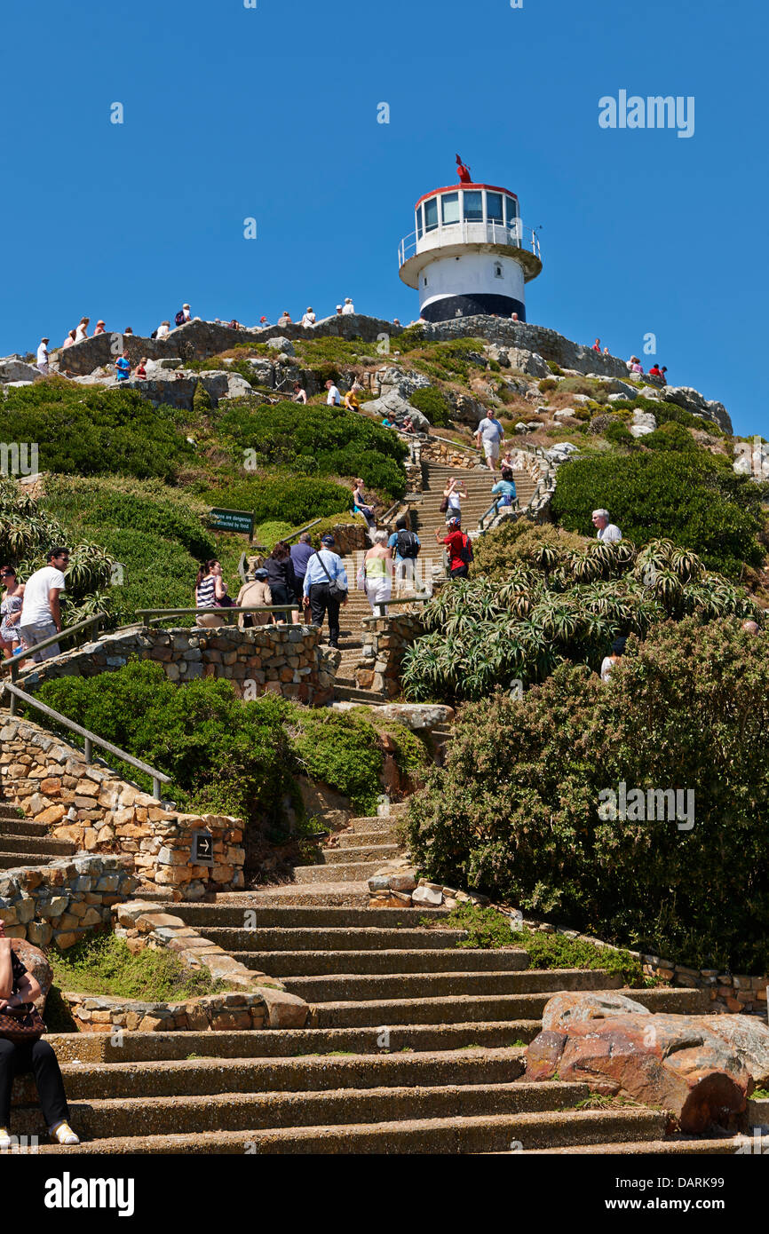 I turisti sui gradini fino al faro di Capo di Buona Speranza, Cape Town, Western Cape, Sud Africa Foto Stock