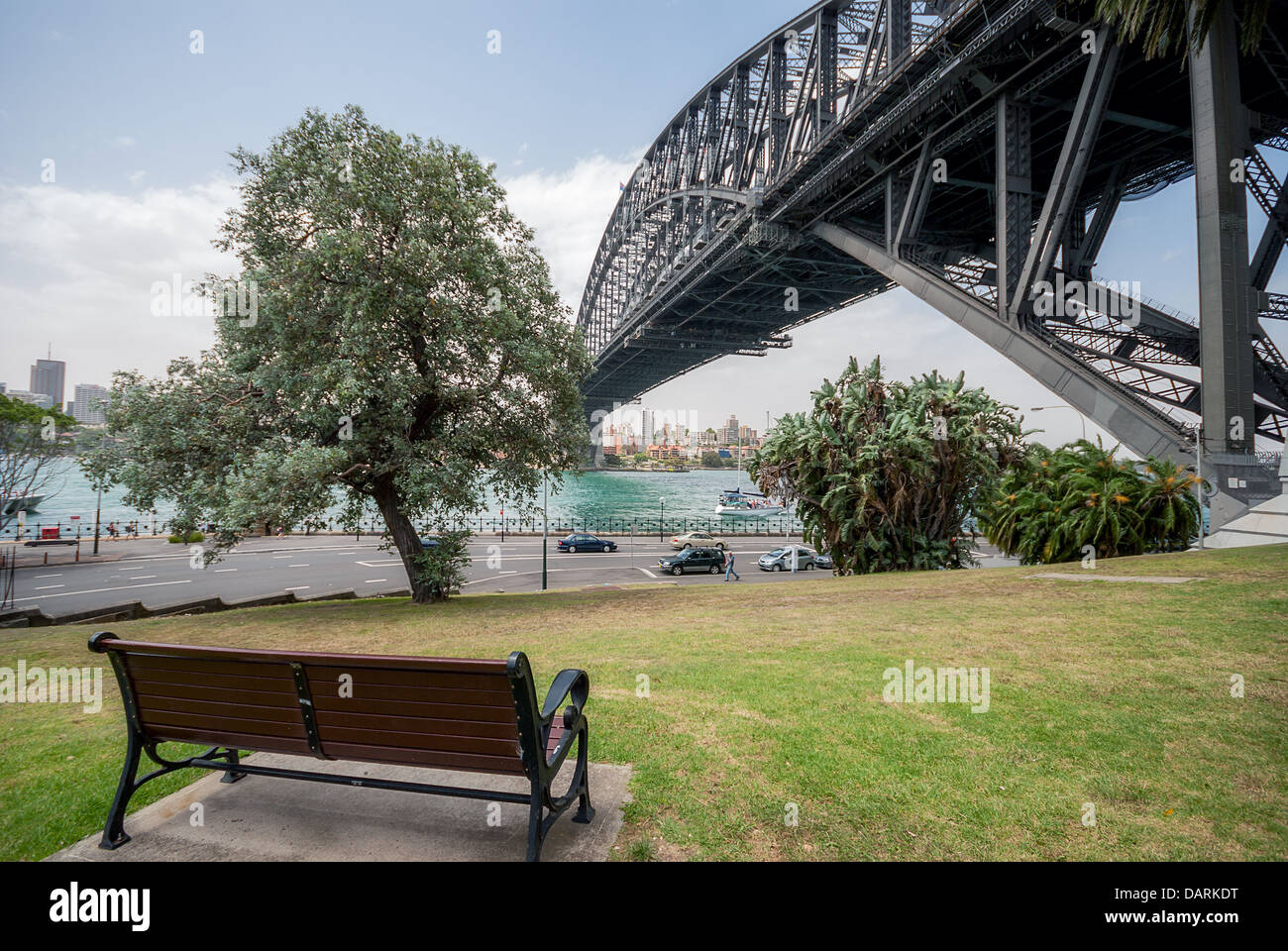 Un posto in prima fila per l'iconica Sydney Harbour Bridge che si estende dal centro cittadino di Sydney Nord. Foto Stock