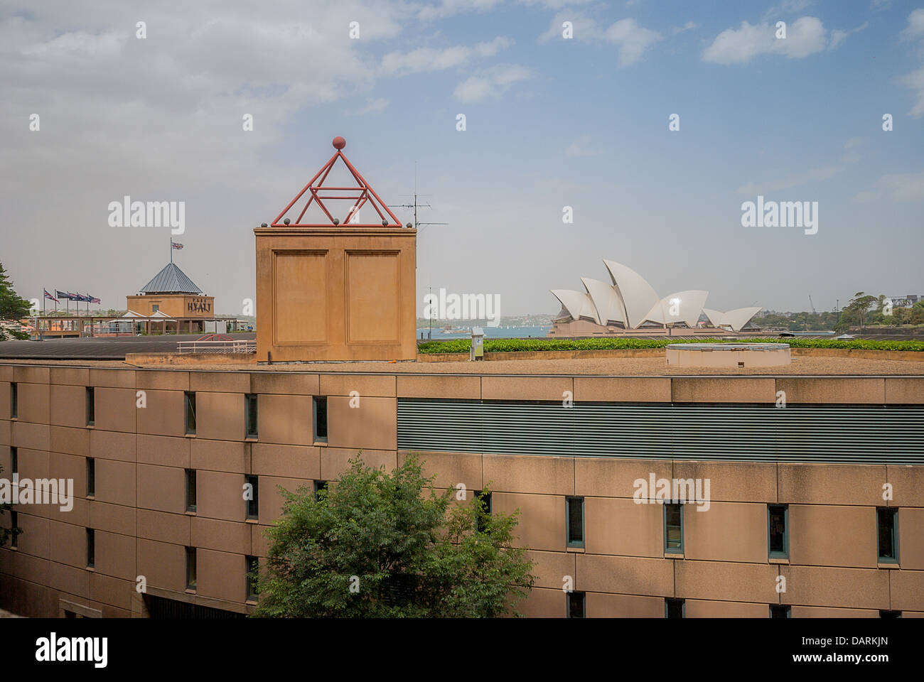 Un creative vista della maestosa Opera House di Sydney che appare per sedersi sul tetto del Park Hyatt. Foto Stock