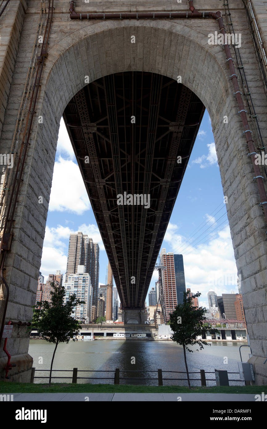 Il Queensboro Bridge e East River visto da Roosevelt Island in New York City Foto Stock