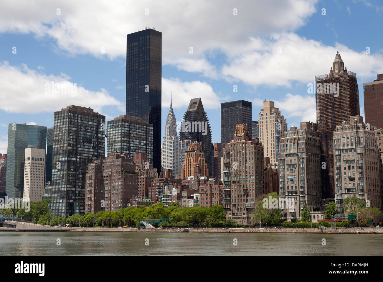 Skyline di Manhattan con il Chrysler building visto da Roosevelt Island, New York City Foto Stock