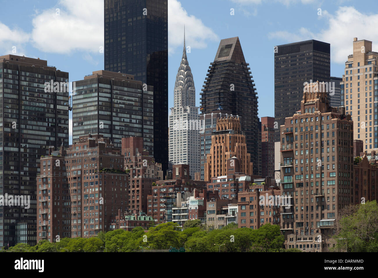 Skyline di Manhattan con il Chrysler building visto da Roosevelt Island, New York City Foto Stock