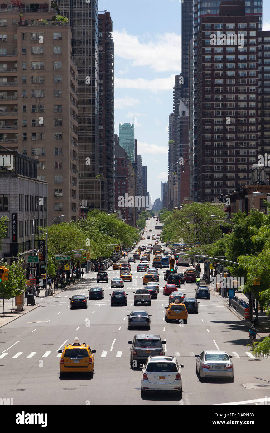 Long Street con il traffico nella città di New York Foto Stock