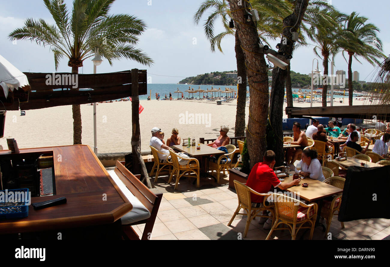 Ristorante e bar con terrazza sulla spiaggia di Magaluf, sull'isola spagnola di Maiorca. Foto Stock