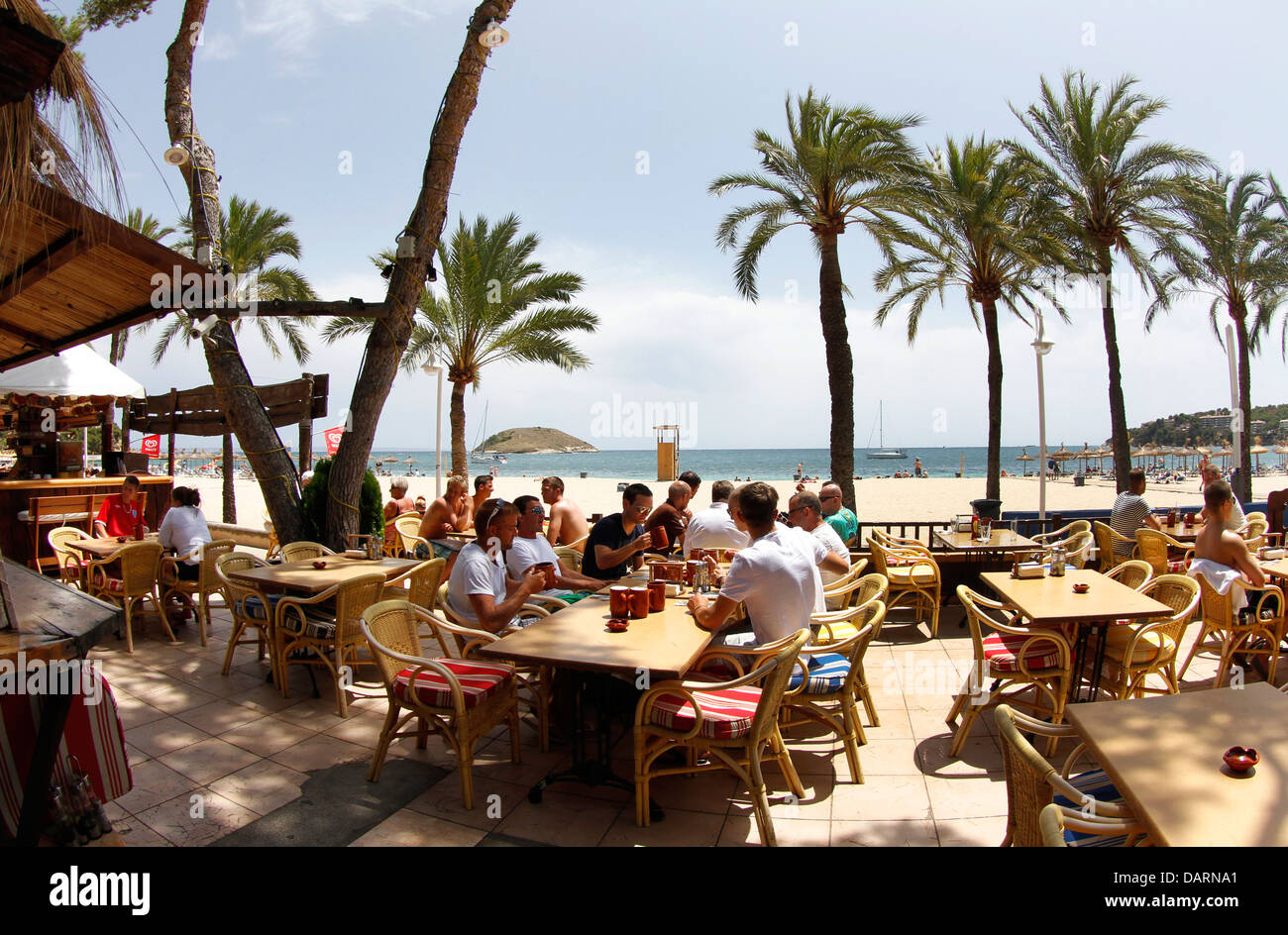 Ristorante e bar con terrazza sulla spiaggia di Magaluf, sull'isola spagnola di Maiorca. Foto Stock