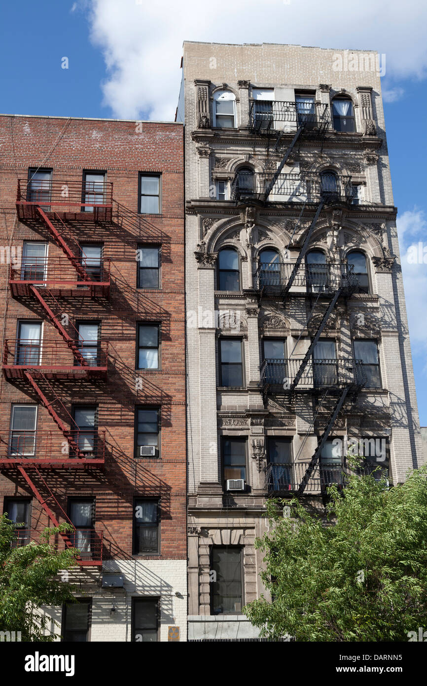 Edifici di appartamenti con il fuoco sfugge nella città di New York Foto Stock