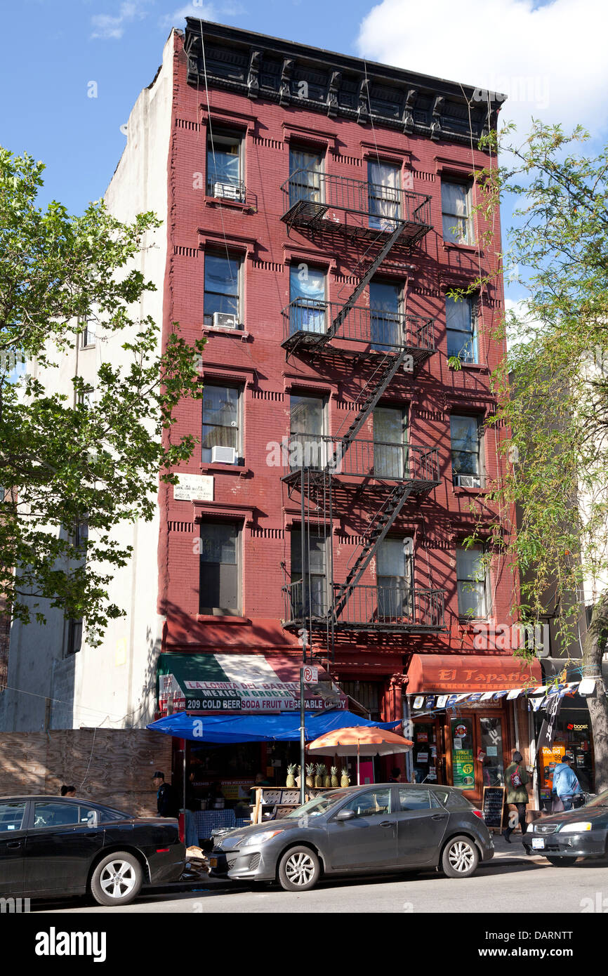 Edificio di appartamenti con il fuoco sfugge nella città di New York Foto Stock