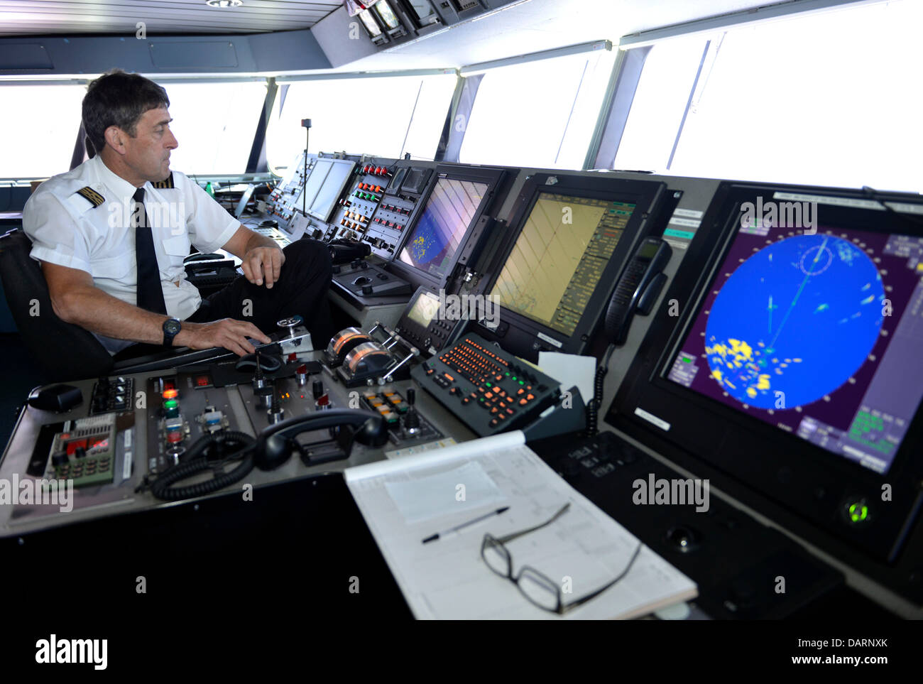 Condor Ferries Vitesse catamarano nave passeggeri, capitano sul ponte Foto Stock