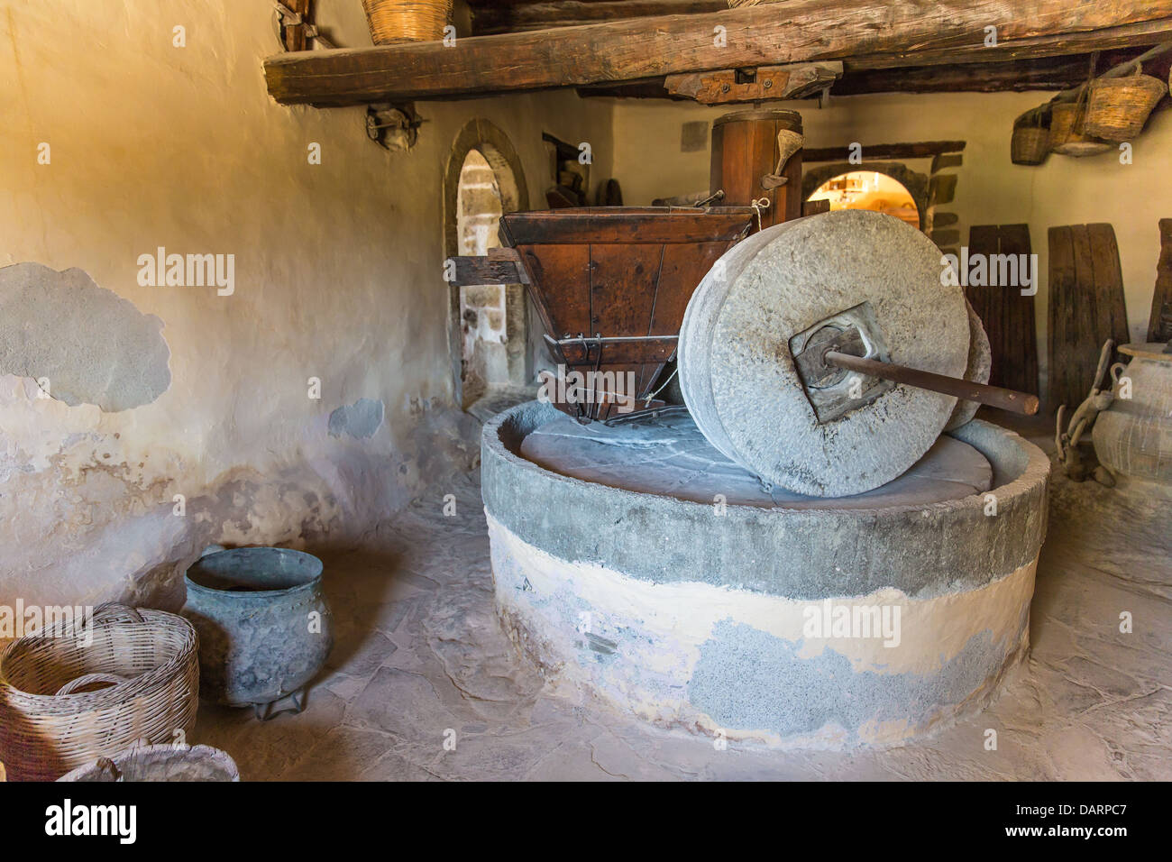 Museo con reperti di greco antico in ceramica e argilla (brocca, pot, vaso) in monastero nella valle di Messara Creta, Grecia Foto Stock