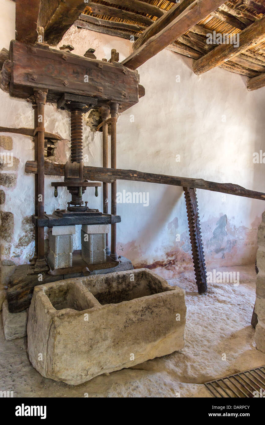 Il vecchio bagno e wc in museo con artefatti del greco antico in ceramica e argilla in monastero nella valle di Messara Creta, Grecia Foto Stock