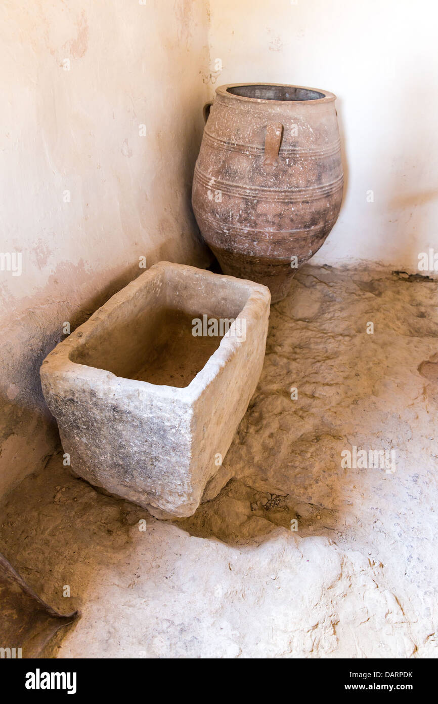 Il vecchio bagno e wc in museo con artefatti del greco antico in ceramica e argilla in monastero nella valle di Messara Creta, Grecia Foto Stock