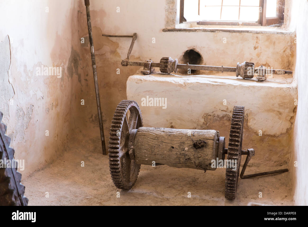 Telaio in museo con reperti di greco antico in monastero nella valle di Messara Creta, Grecia Foto Stock
