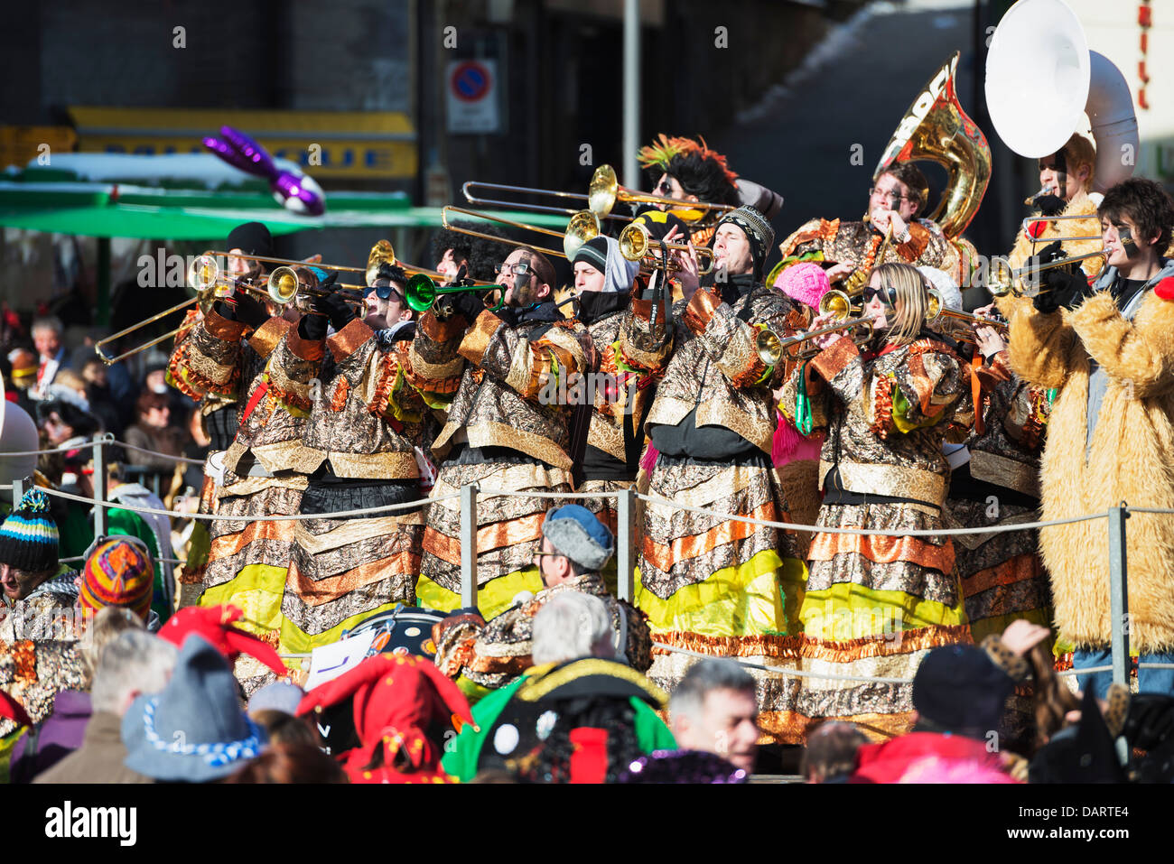 L'Europa, Svizzera Vallese, Monthey, molla Fasnact sfilata di carnevale, brass band Foto Stock