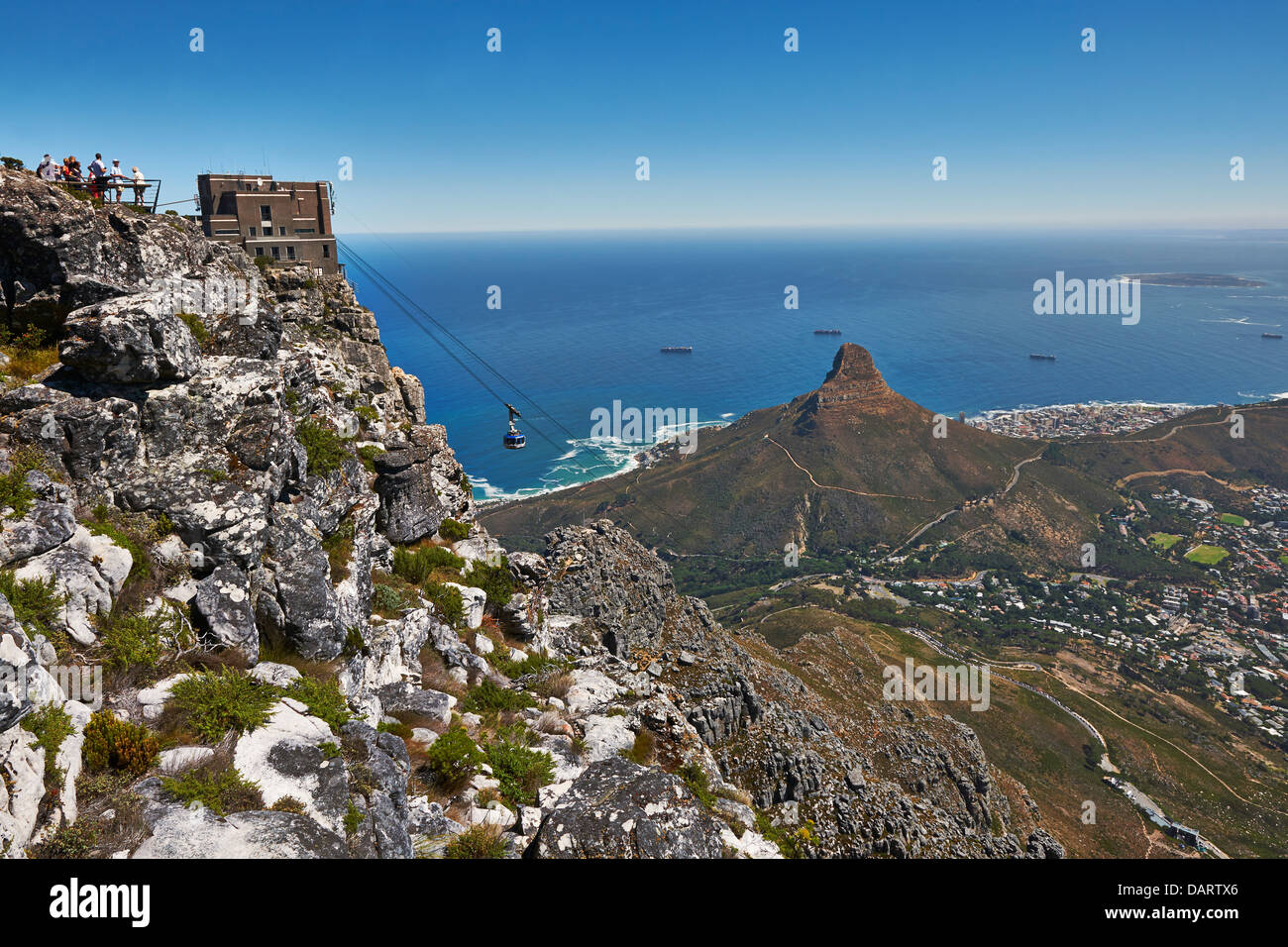 Vista dalla Montagna della Tavola su Cape Town con testa di leone e funivia con stazione superiore, Western Cape, Sud Africa Foto Stock