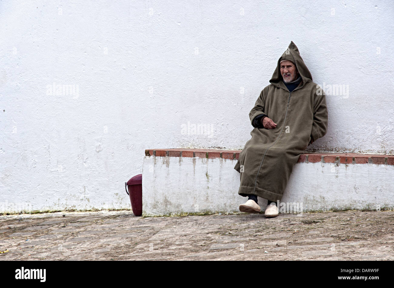 L uomo indossa djellaba tradizionale. Chefchaouen, Rif regione, Marocco Foto Stock