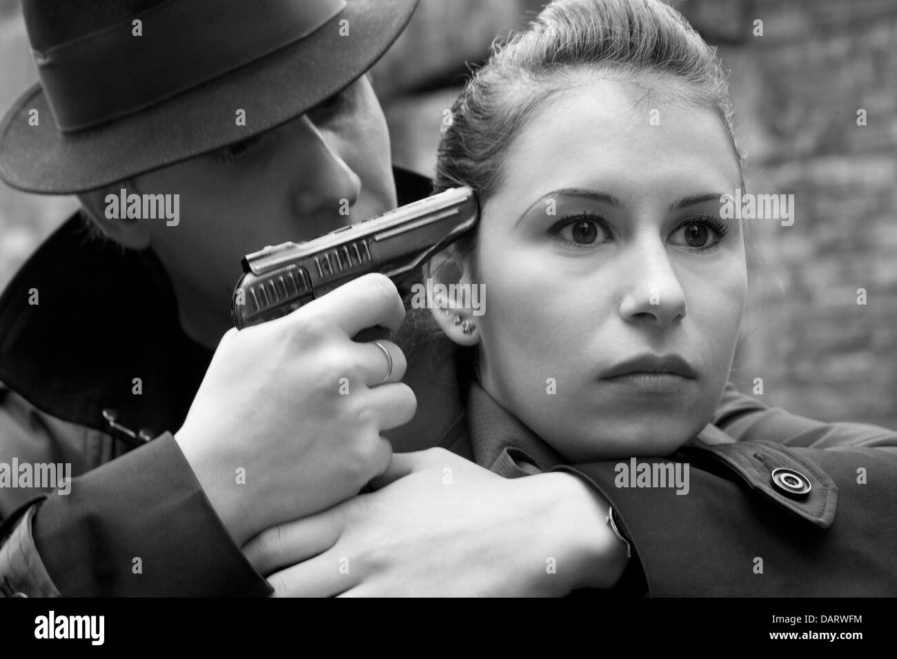 L'uomo minaccia la donna con una pistola Foto Stock