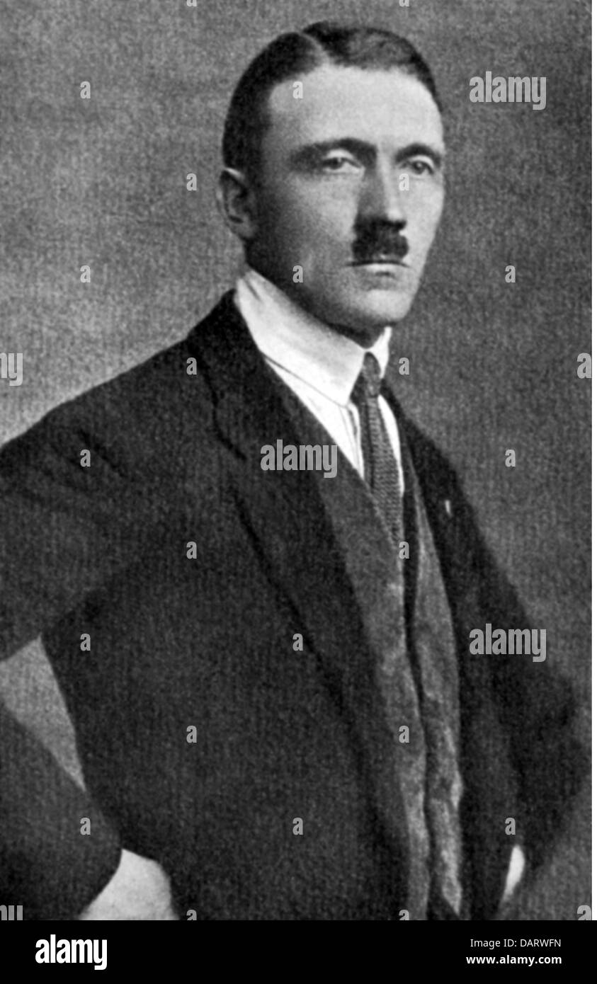 Hitler, Adolf, 20.4.1889 - 30.4.1945, politico tedesco (NSDAP), Cancelliere del Reich 30.1.1933 - 30.4.1945, mezza lunghezza, 1921, Foto Stock