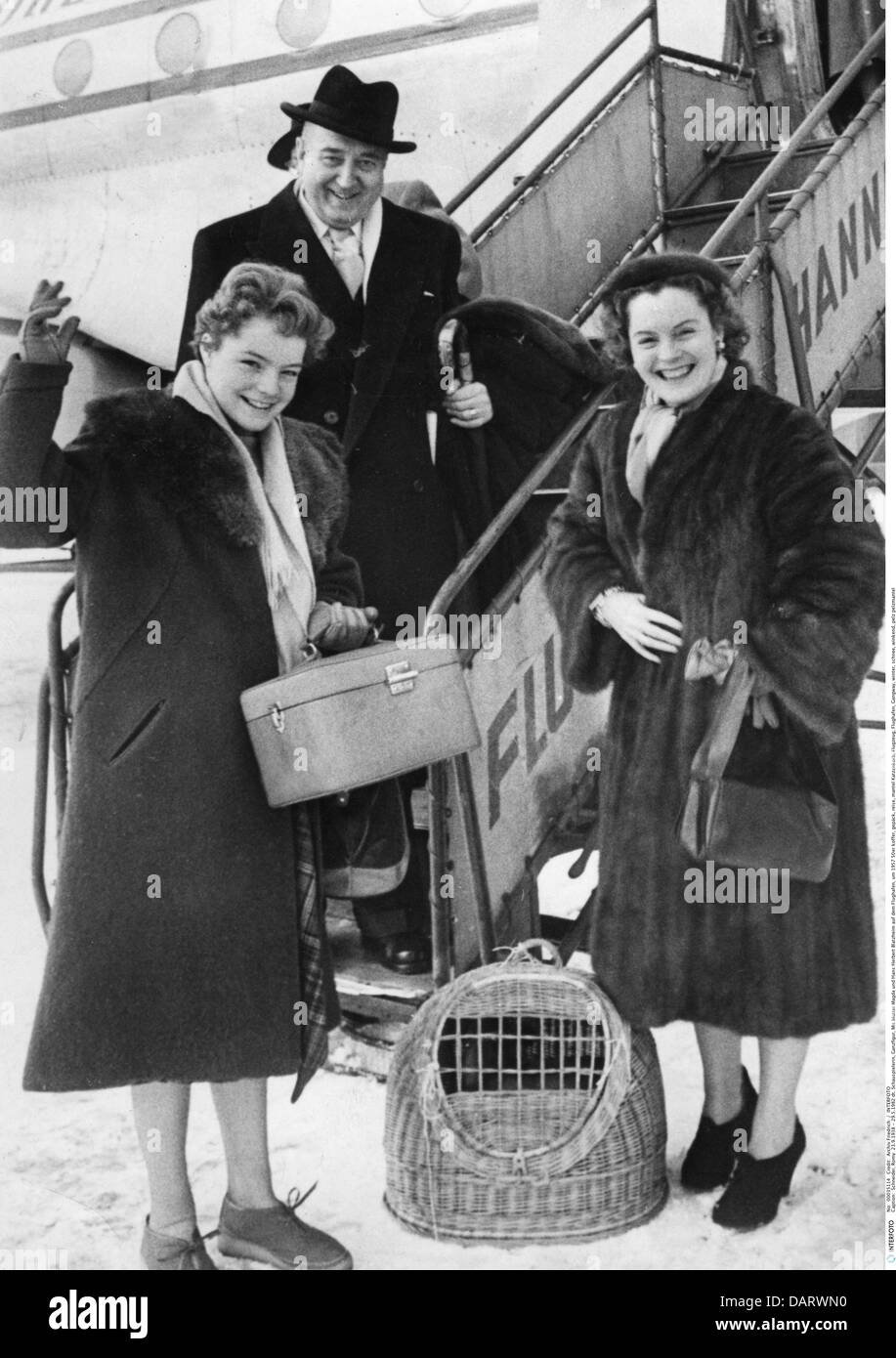 Schneider, Romy, 23.9.1938 - 29.5.1982, attrice tedesca, full length, con madre Magda Schneider e Hans Herbert Blatzheim in aeroporto, circa 1957, Foto Stock