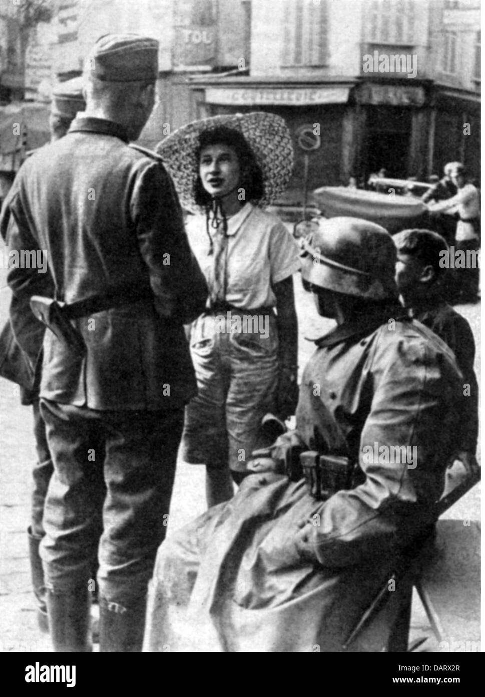 Eventi, seconda guerra mondiale / seconda guerra mondiale, Francia, occupazione tedesca, Wehrmacht soldati con una ragazza francese, estate 1940, diritti aggiuntivi-clearences-non disponibile Foto Stock