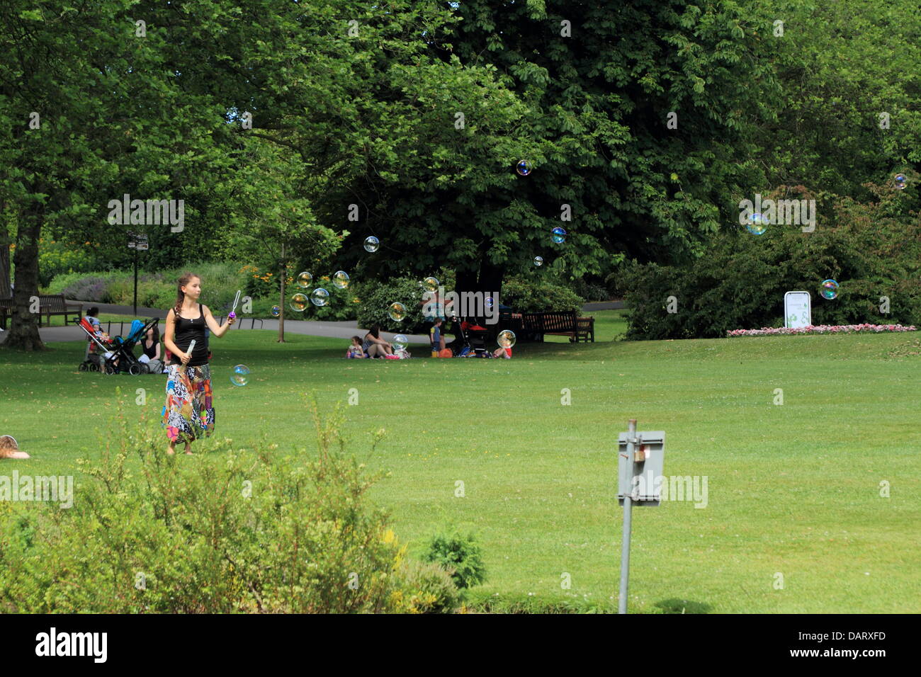 Botanic Gardens, Glasgow, Scotland, Regno Unito. Il 18 luglio 2013. Le persone che si godono la continua grande meteo in vari modi. Paul Stewart / Alamy News Foto Stock