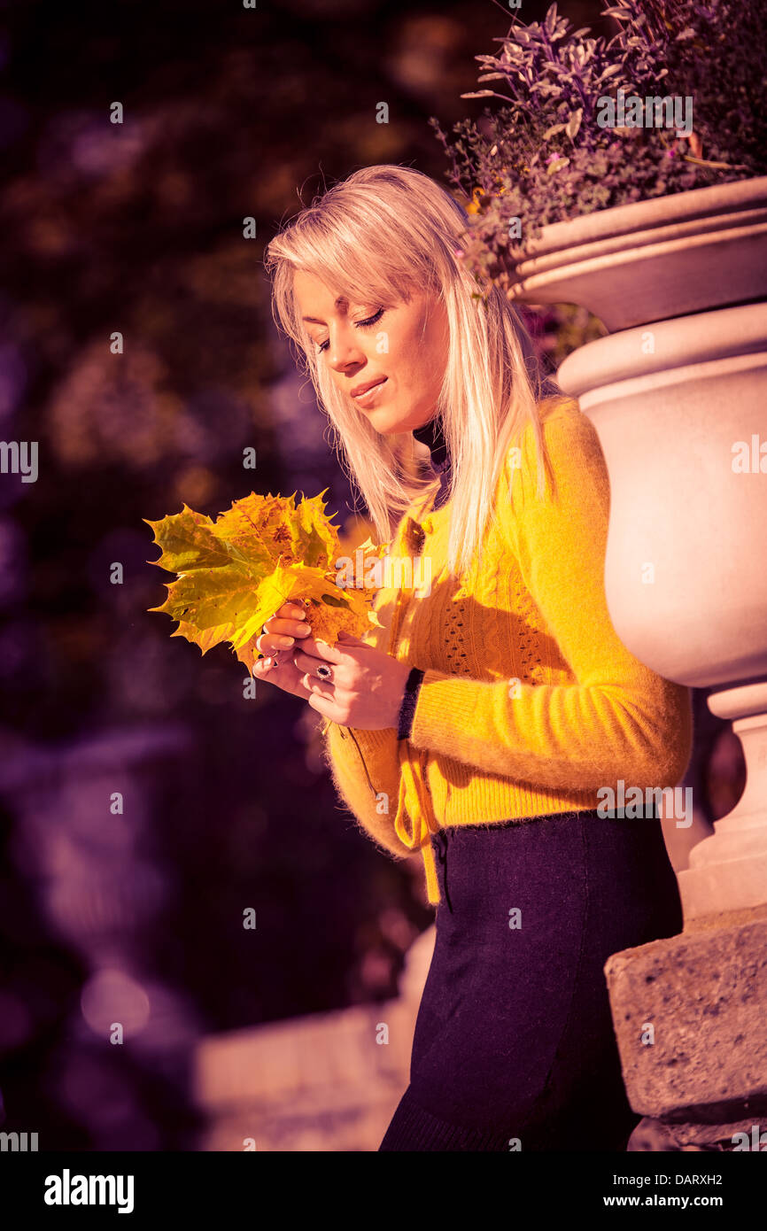 Ritratto di una giovane donna in autunno park Foto Stock