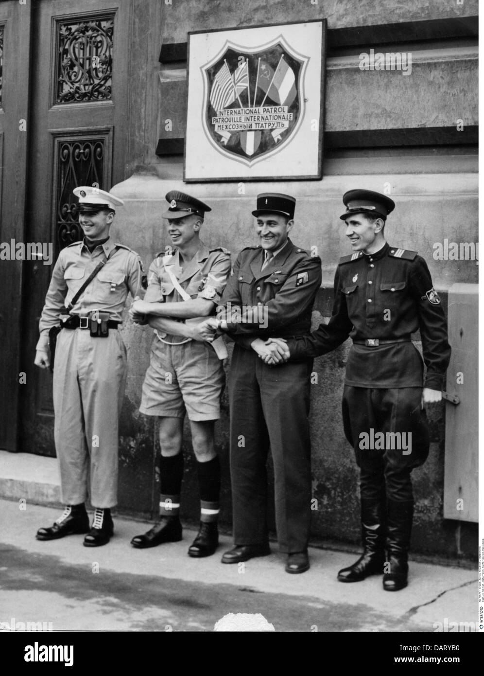 Geografia / viaggio, Austria, periodo post-bellico, occupazione, polizia internazionale, ufficiali di polizia militare dei quattro poteri vittoriosi, da sinistra: Stati Uniti, Gran Bretagna, Francia e URSS, Vienna, 16.9.1955, diritti aggiuntivi-clearences-non disponibile Foto Stock