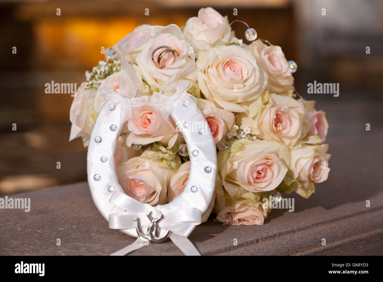 Bouquet nuziale con gli anelli di nozze e fortunato a ferro di cavallo Foto Stock
