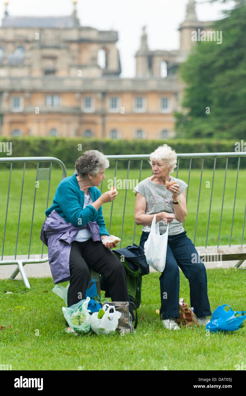 Due donne mature a mangiare cibo a Blenheim Palace Flower Show UK 2013 Foto Stock