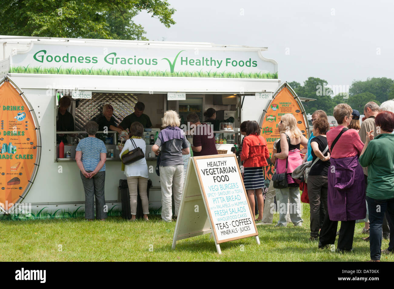 I clienti in coda alla bontà grazioso cibi sani stallo a Blenheim Palace Flower Show UK Foto Stock