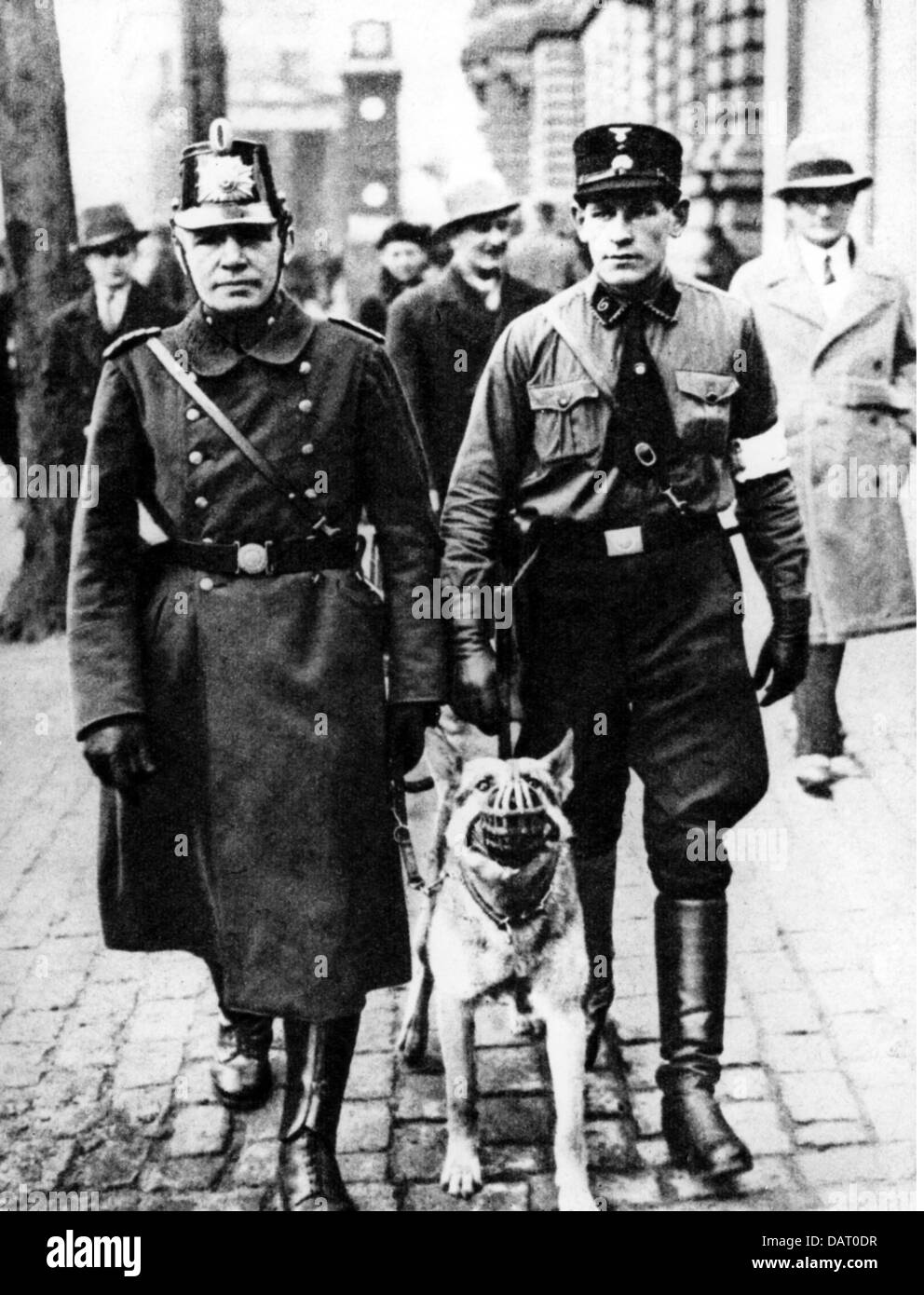 Nazional socialismo, organizzazioni, polizia, SS Trooper come poliziotto ausiliario di pattuglia con un regolare poliziotto, Berlino, marzo 1933, diritti aggiuntivi-clearences-non disponibile Foto Stock