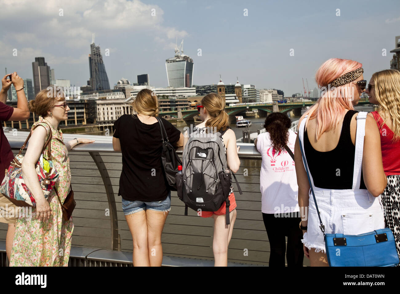 Londra, Regno Unito. 17 Luglio, 2013. I turisti si scattano foto dal Millennium Bridge nella calura estiva. Credito: Veronika Lukasova/ZUMAPRESS.com/Alamy Live News Foto Stock