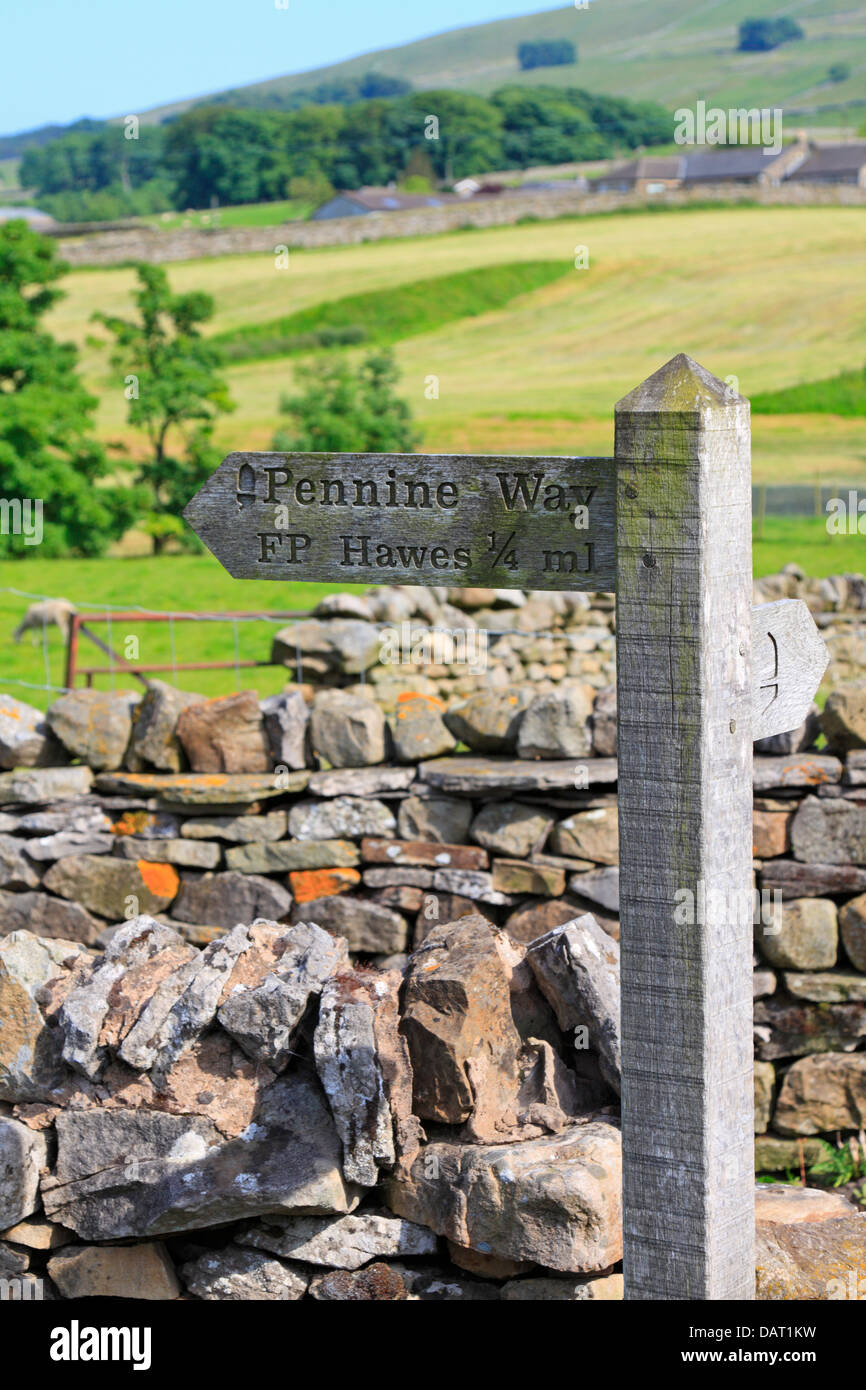 Pennine Way Hawes signpost Yorkshire Dales National Park England Regno Unito Foto Stock