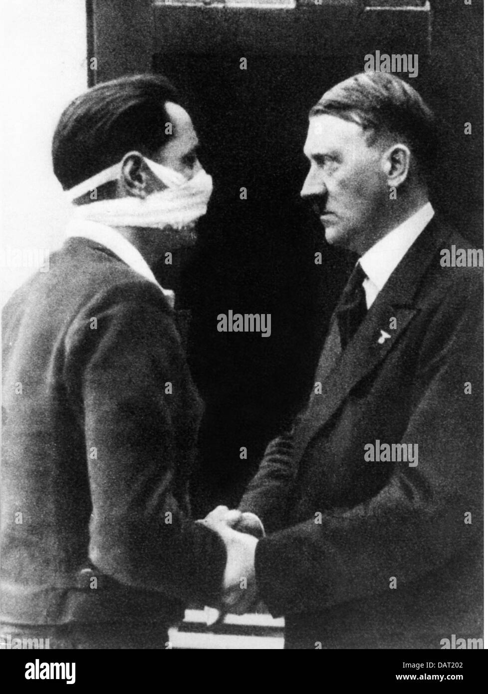 Hitler, Adolf, 20.4.1889 - 30.4.1945, politico tedesco (NSDAP), con un combattente ferito, circa 1930, Foto Stock