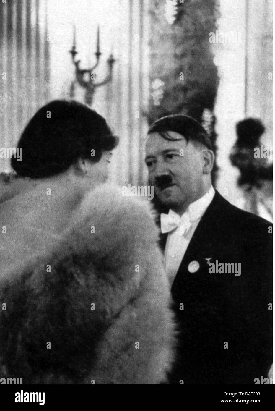 Hitler, Adolf, 20.4.1889 - 30.4.1945, politico tedesco (NSDAP), Cancelliere del Reich 30.1.1933 - 30.4.1945, ad una reception, 1930s, Foto Stock